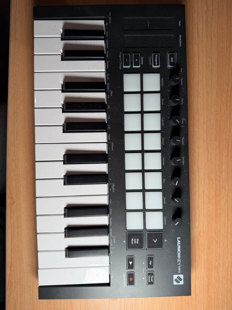 Novation Launchkey Mini Mk3 25 Mini-key Midi Keyboard Controller