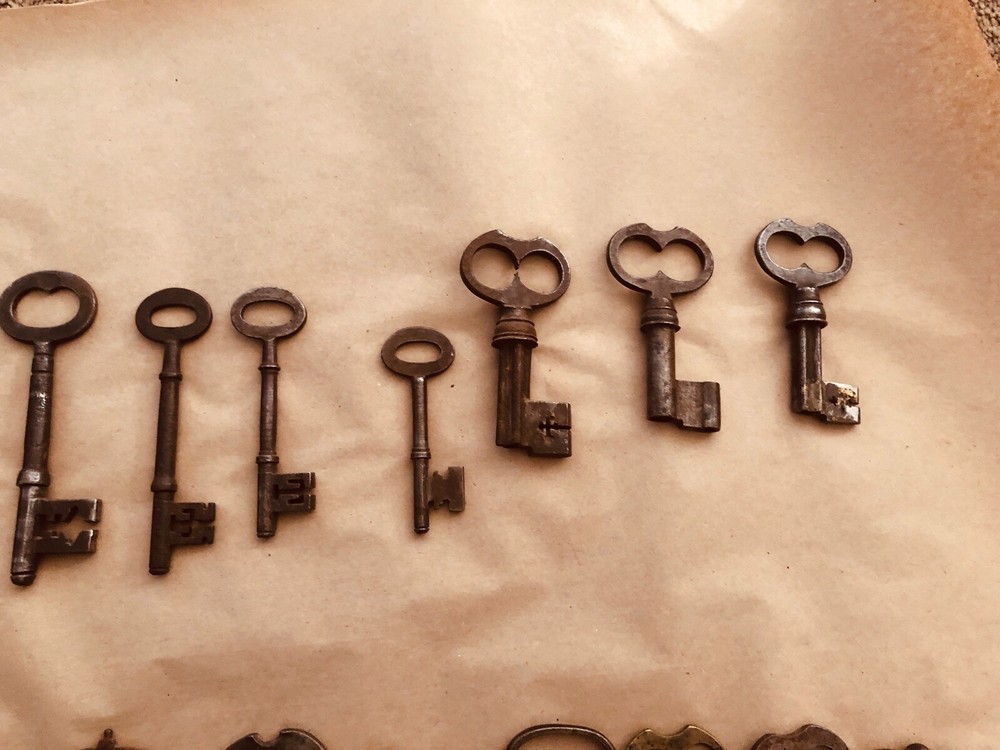 Keys, iron fitting and lock collection.