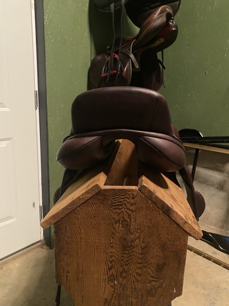 Dover circuit monoflap saddle