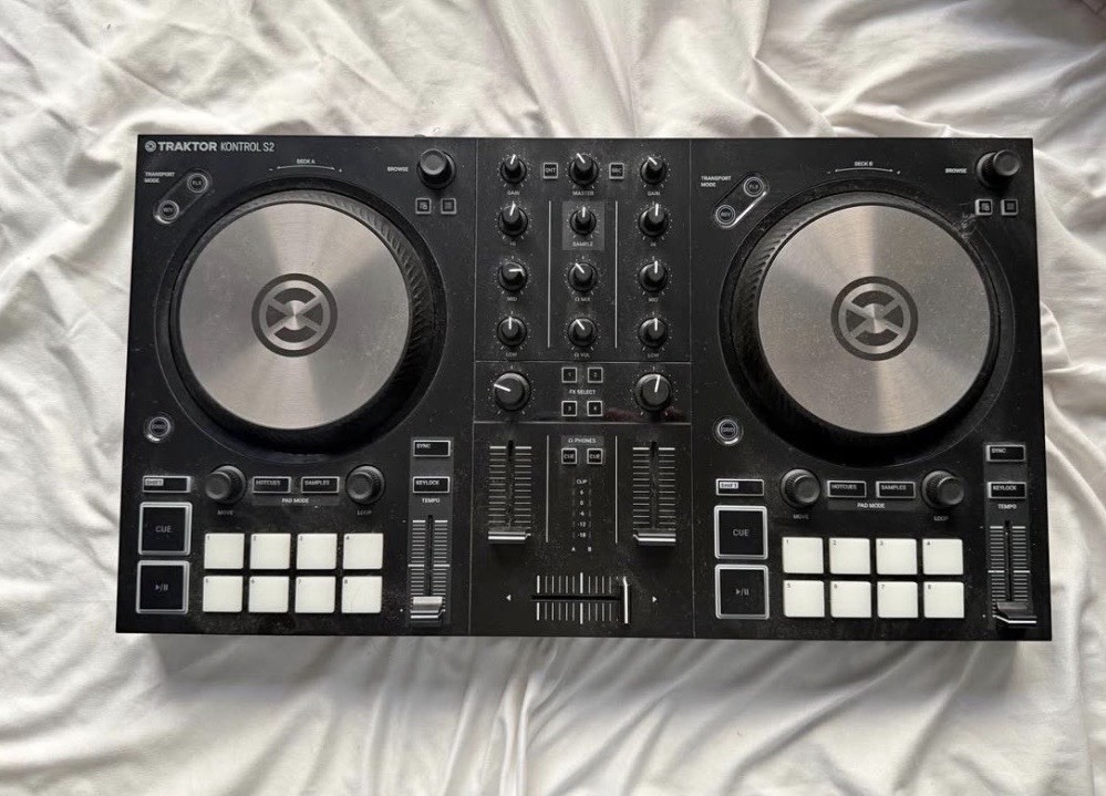TRAKTOR KONTROL S2 DJ Controller USB Powered  Tested Working  Great Condition