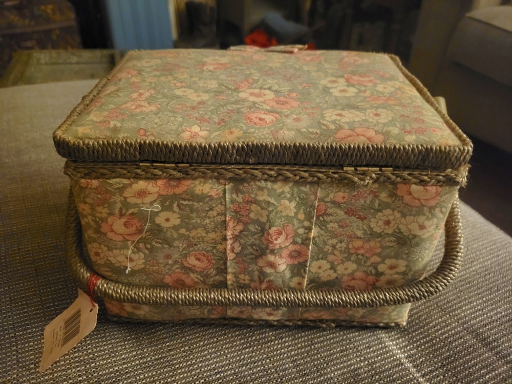 Vintage Quilt Pattern Sewing Box Hinged w/ Removable Tray
