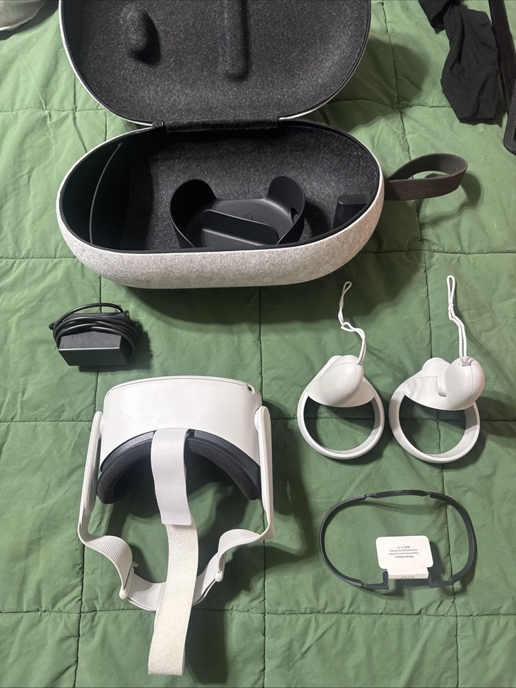Occulus Quest 2 with Case VR Headset and Controllers