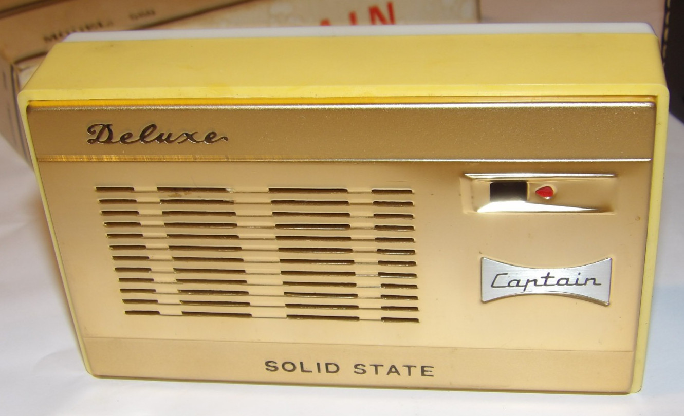 VINTAGE 1960s CAPTAIN DELUXE AM TRANSISTOR RADIO! W/CASE & BOX! HONG KONG!