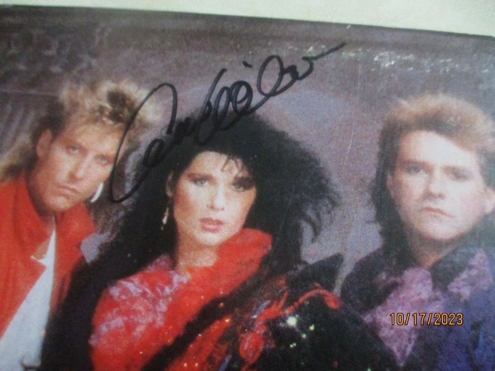 HEART JSA CERTIFIED AUTHENTIC AUTOGRAPHED/SIGNED HEART ALBUM ANN & NANCY WILSON