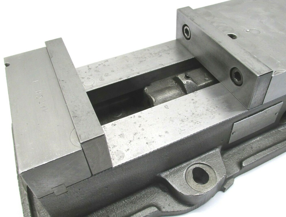 KURT ANGLOCK 6" MILLING MACHINE VISE w/ JAWS - #D60