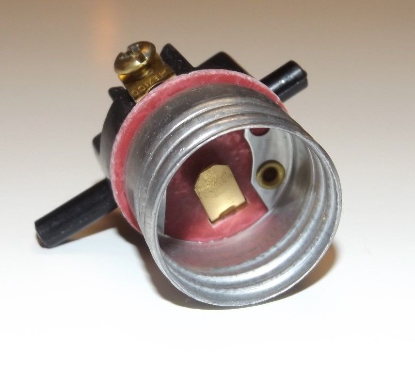 Leviton Push-thru On/Off Interior Lamp Socket E26 NEW 30120J