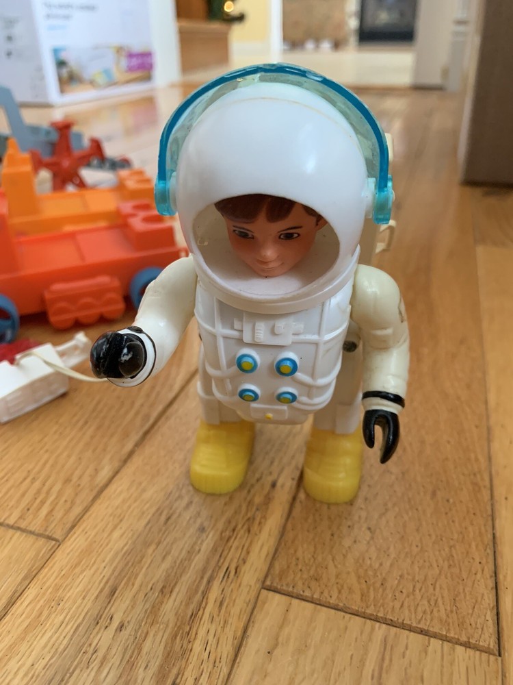 Vintage 1968 Eldon Walking Billy Blastoff Space Scout Set