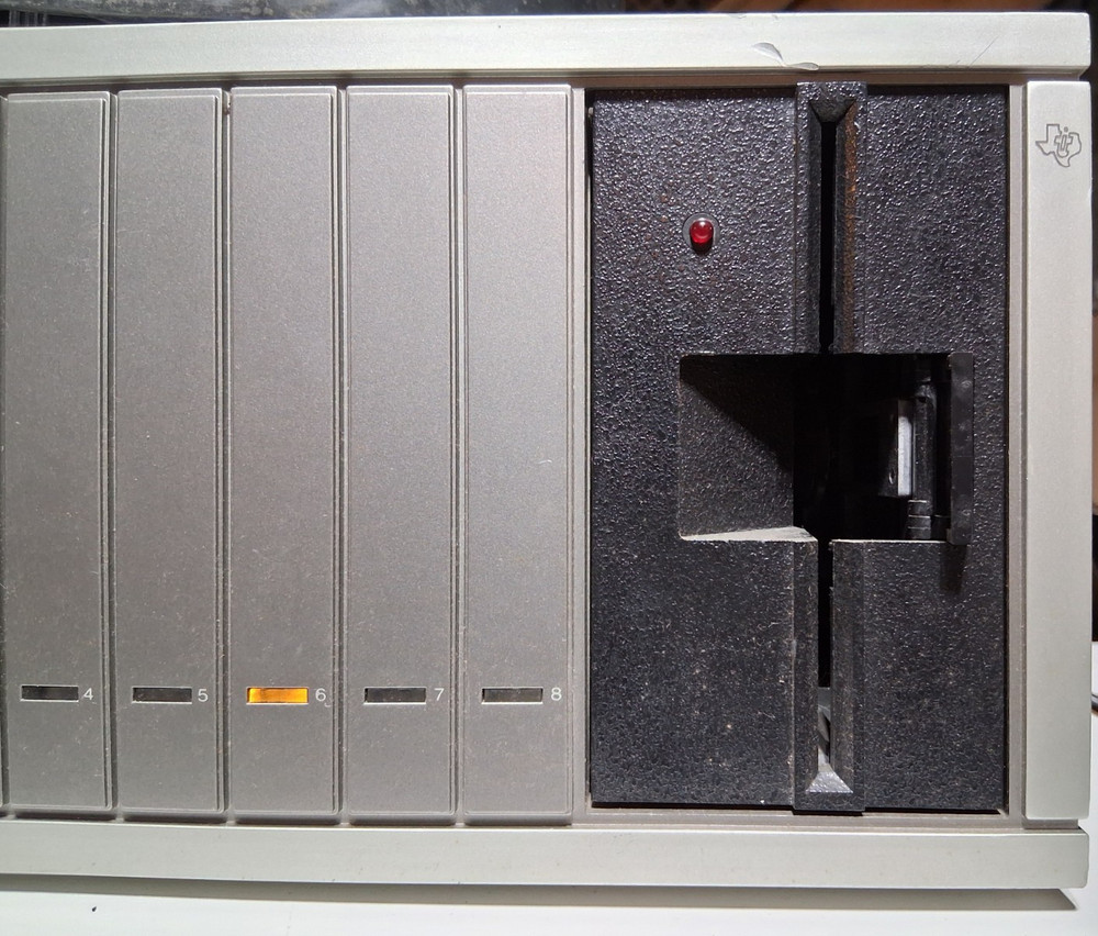 Texas Instruments PHP1200 Peripheral Expansion System Box 4 TI-99 4A - Powers On