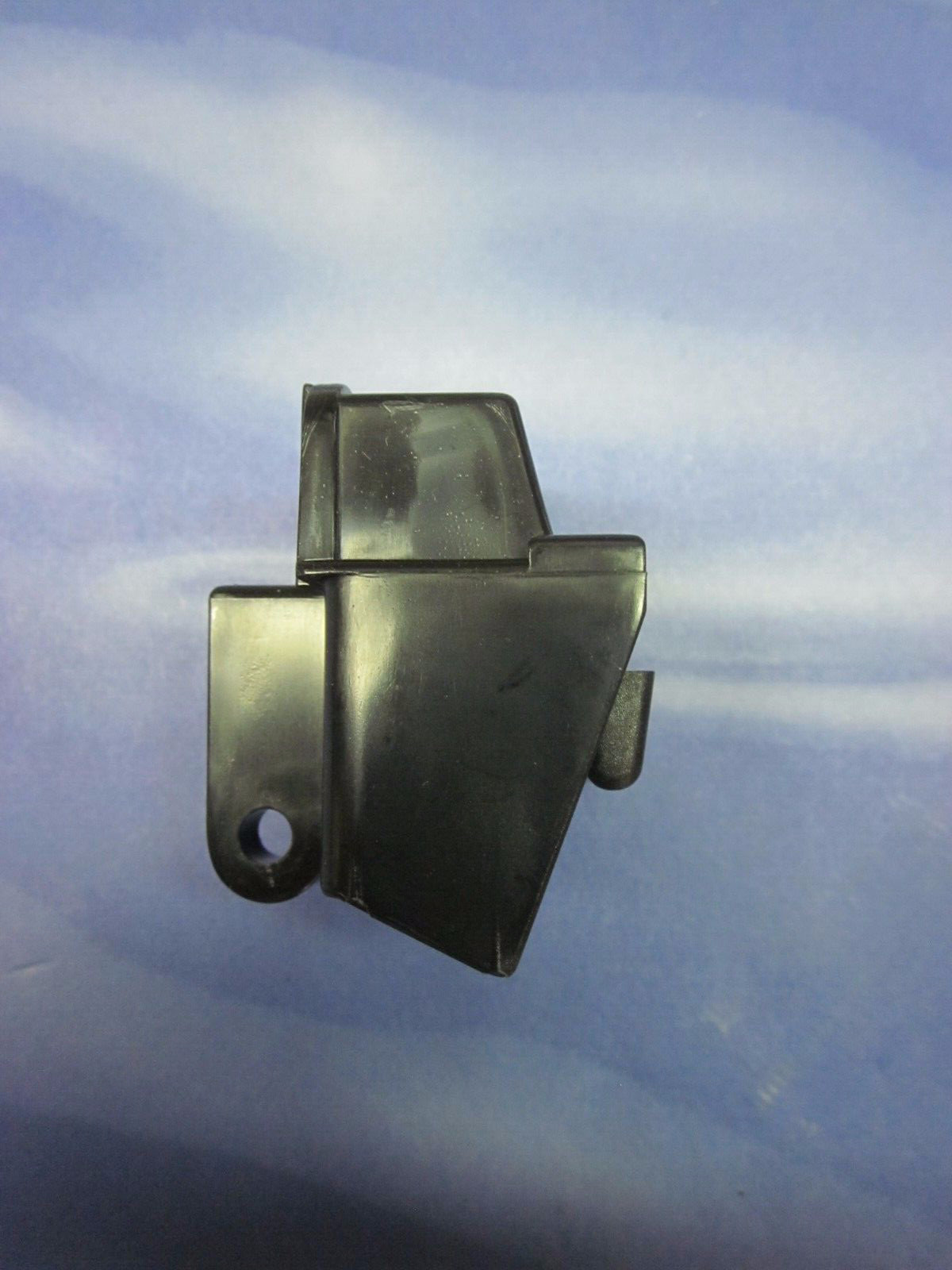 JOHNSON EVINRUDE 4 6 8 9.9 15 HP MOTOR COVER COWLING REAR LATCH ASSY 435818 NEW