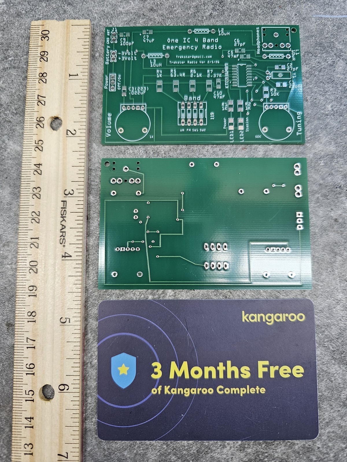 One IC 4 band Emergency Radio Kit. Receives AM FM SW1 SW2 It's a Fun DIY Kit !