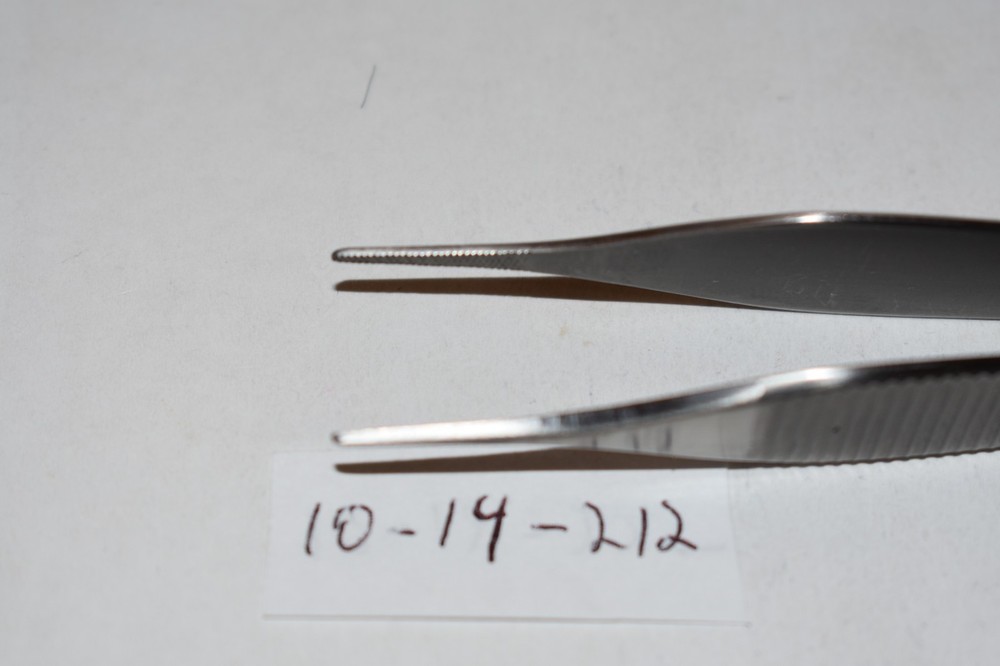 MDS1014212 1 PC KONIG DRESSING FORCEPS 4.75" CROSS SERRATED