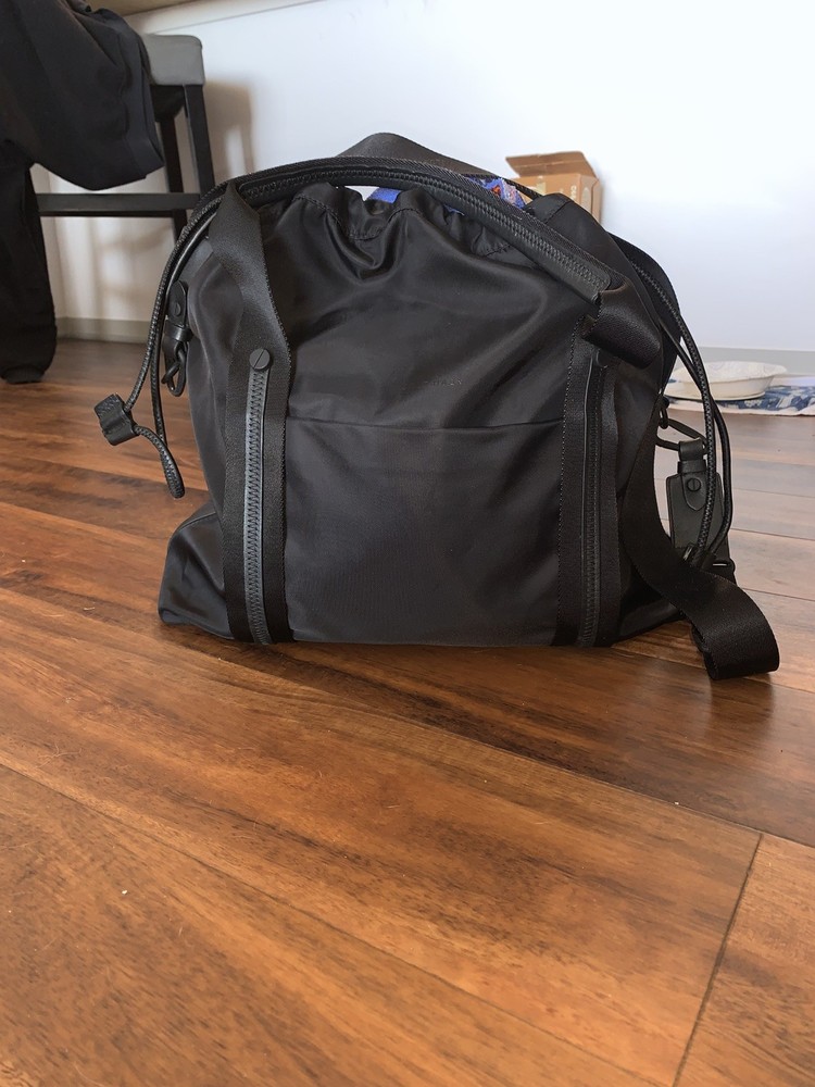 Cole Haan Black Shoulder Bag Adjustable Strap Drawstring With Inner Pockets 073