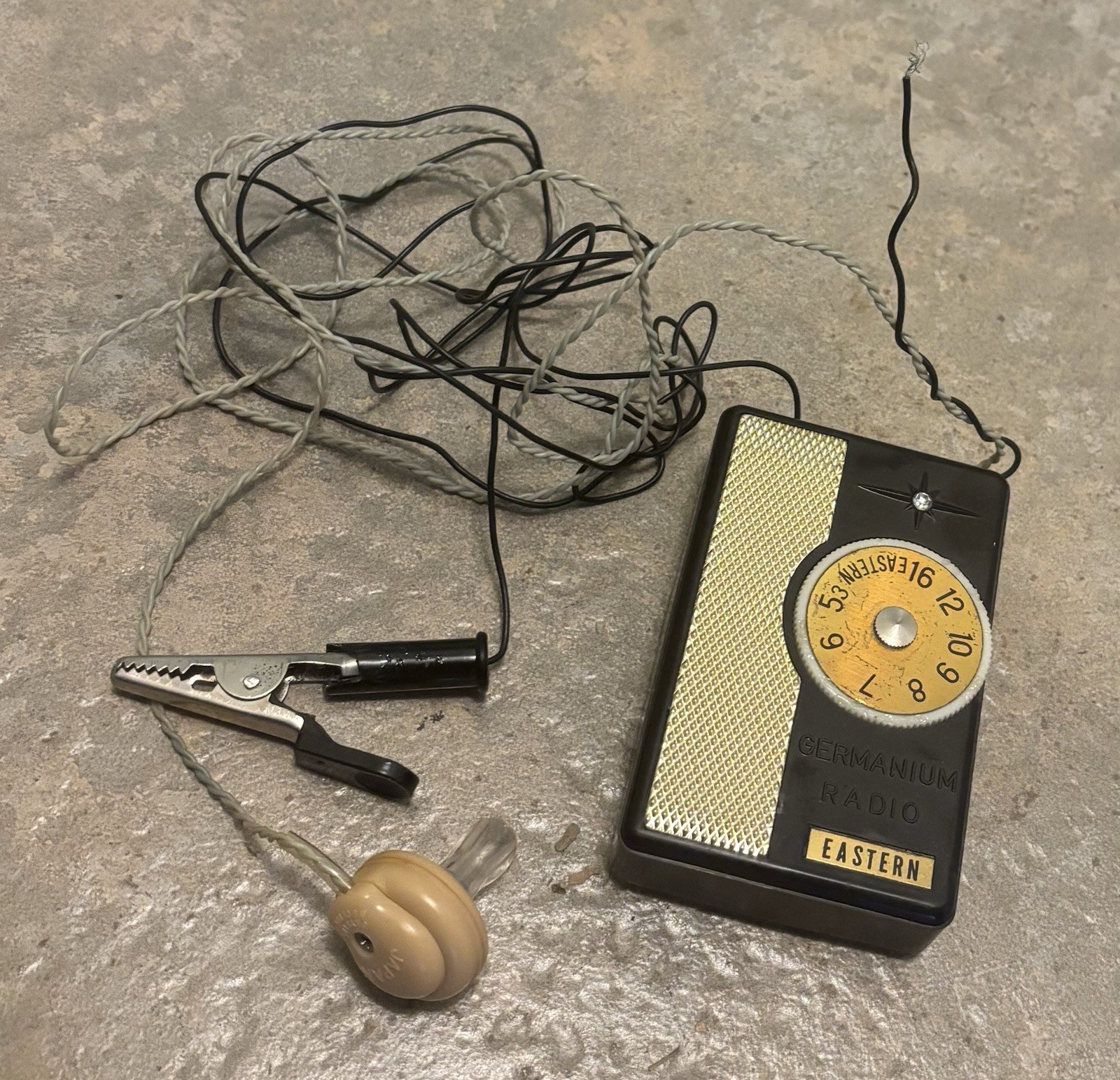 Vintage 1960s Eastern Germanium Crystal Pocket Radio Japan ER-22N? Black