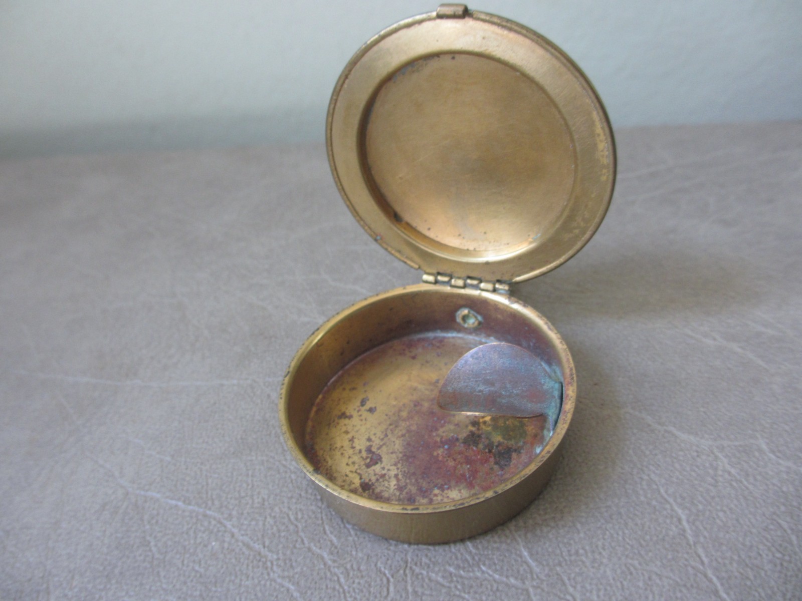 Vintage Brass Portable Pocket Round Cigarette Ashtray Flip Lid