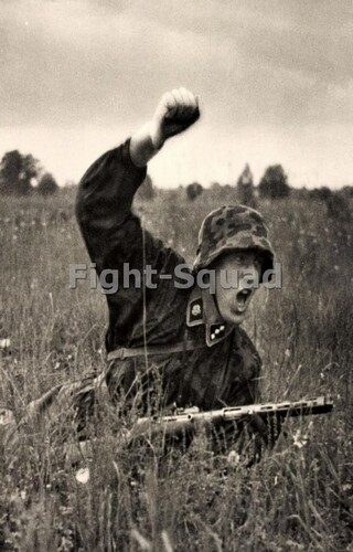 WW2 Picture Photo German Soldier Attack totenkopf 3318