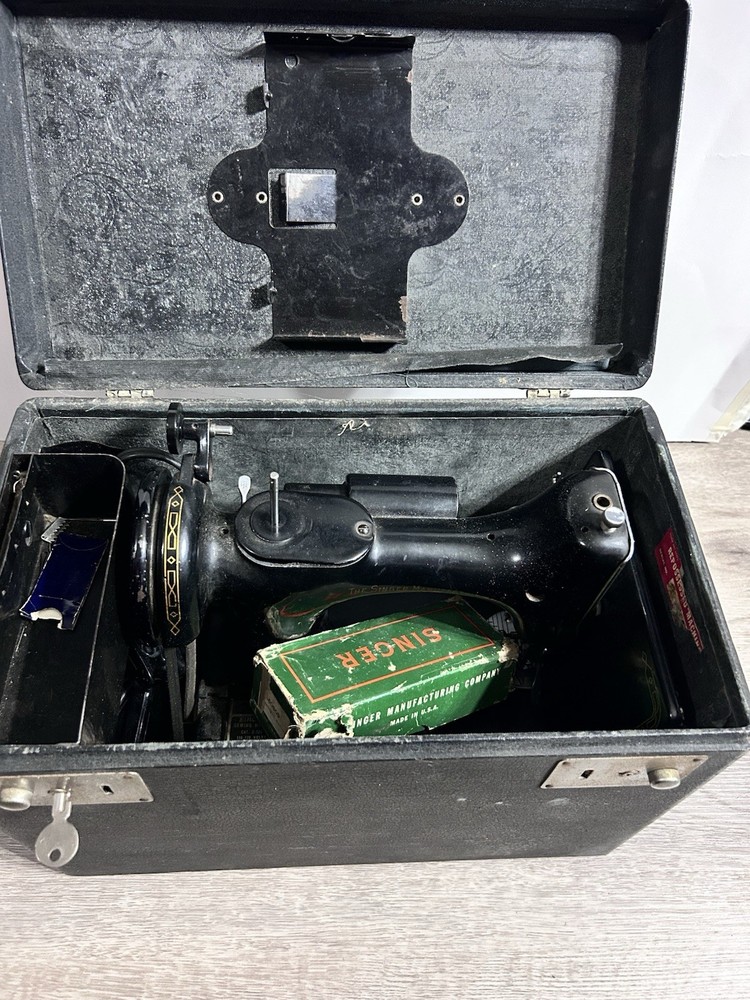 1957 SINGER FEATHERWEIGHT Sewing Machine #221 with Case