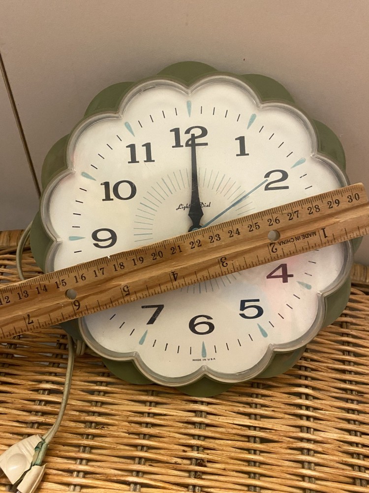 General Electric Lighted Dial MCM avocado Daisy Wall Clock work cracked plug