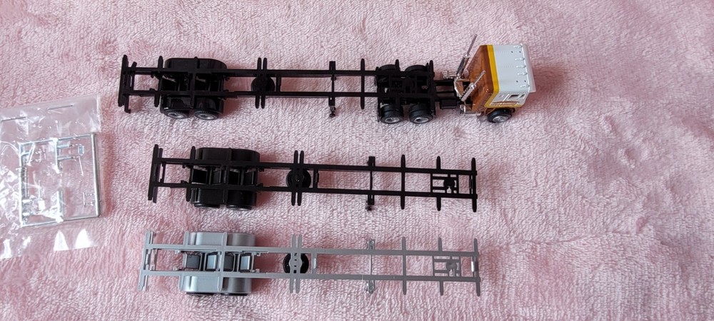 Con-Cor HO Scale Freightliner Tractor w/3 45’ Container Chassis Rail Dispatch