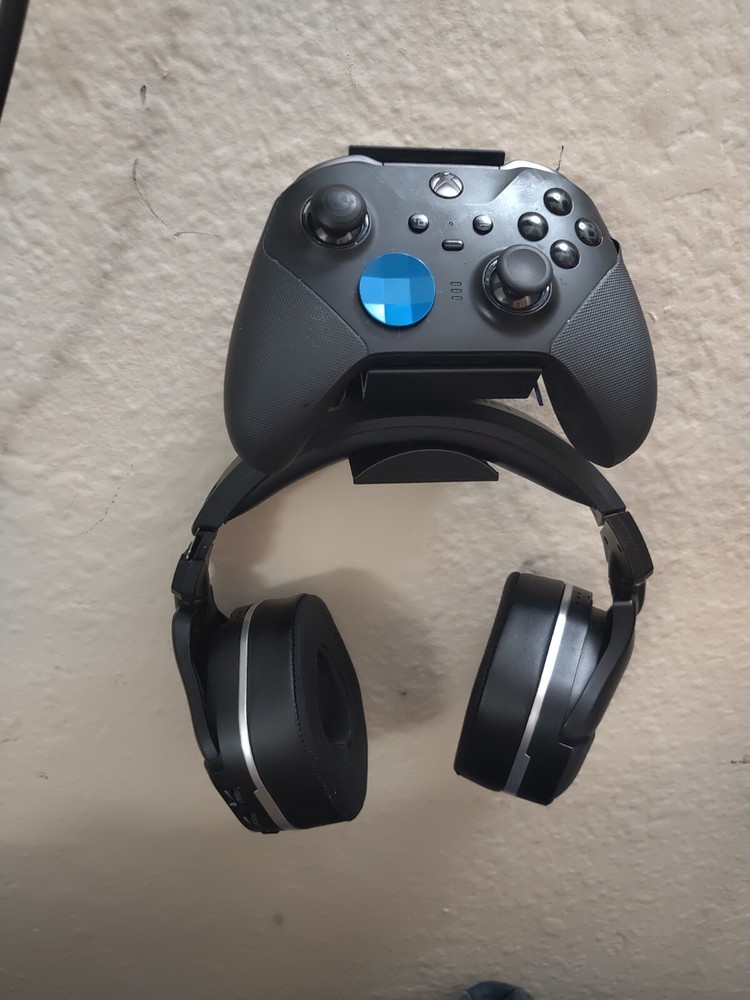 headset and controller stand