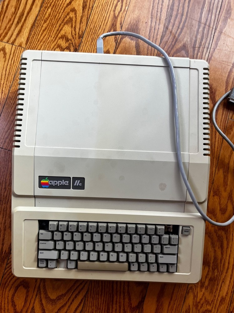 Apple IIc (e) Vintage Computer Model A252064 Keyboard & Ports