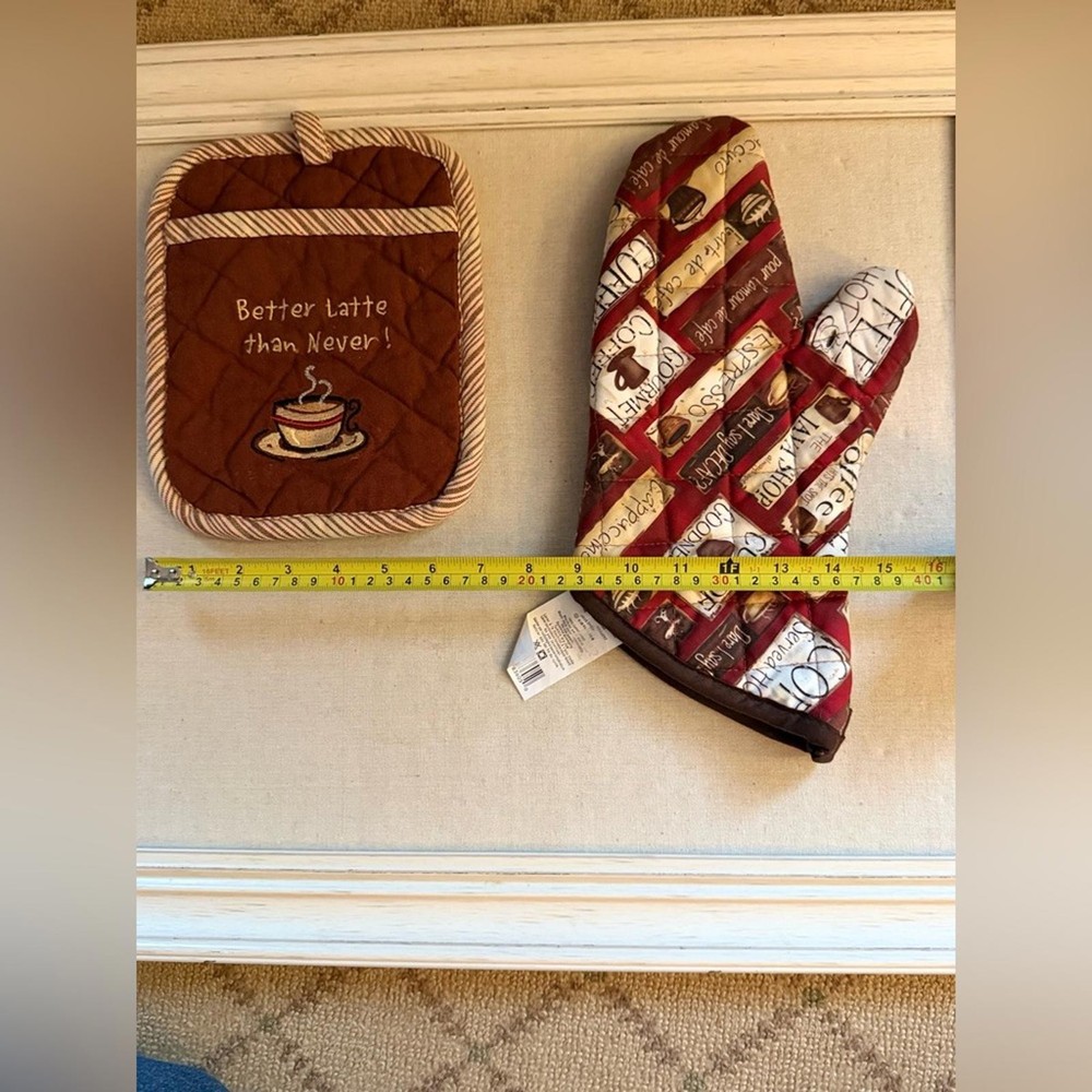 Coffee themed kitchen oven glove and hand mitt. NWOT
