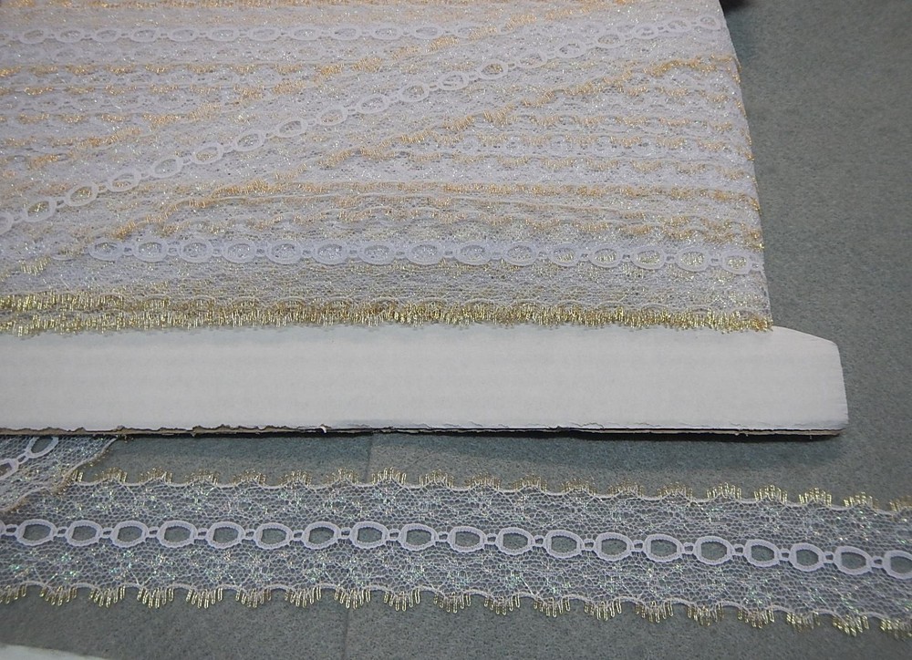 Knitting Eyelet -   Glitter White/ Metallic Gold
