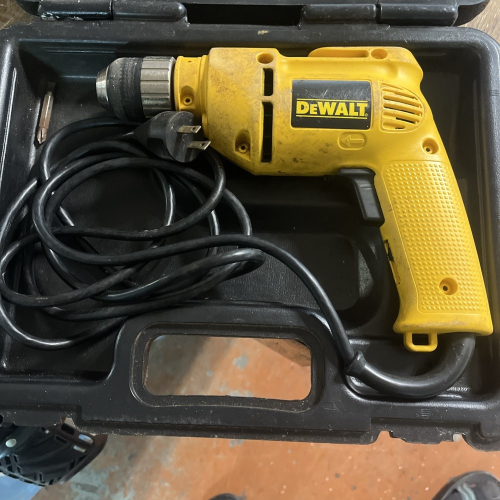 DEWALT DW106 HEAVY DUTY 3/8" VARIABLE SPEED REVERSING DRILL, KEYLESS CHUCK