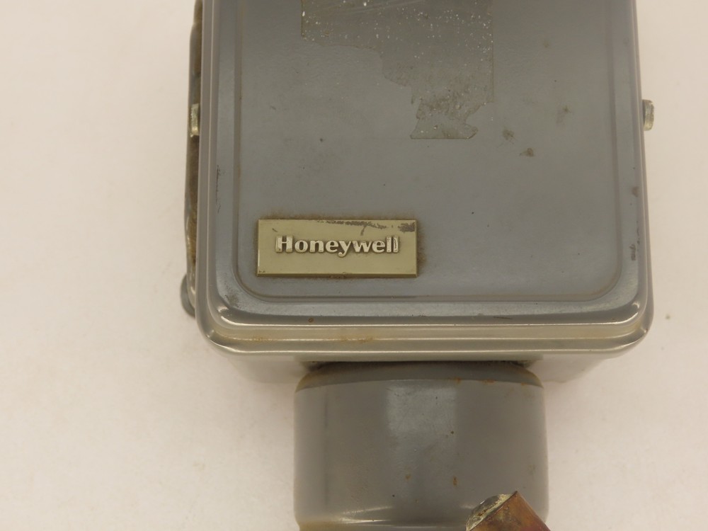 Honeywell T414A 1072 2 TEMPERATURE SWITCH CONTROLLER