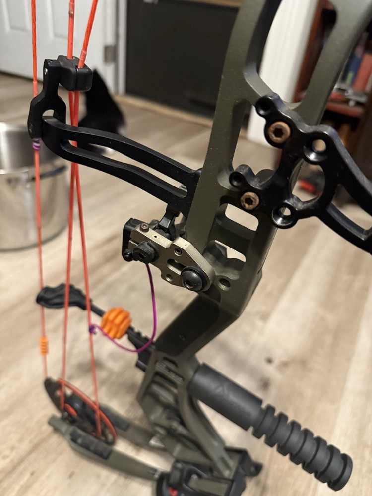 Bear Archery Escalate 70lbs Rt hand