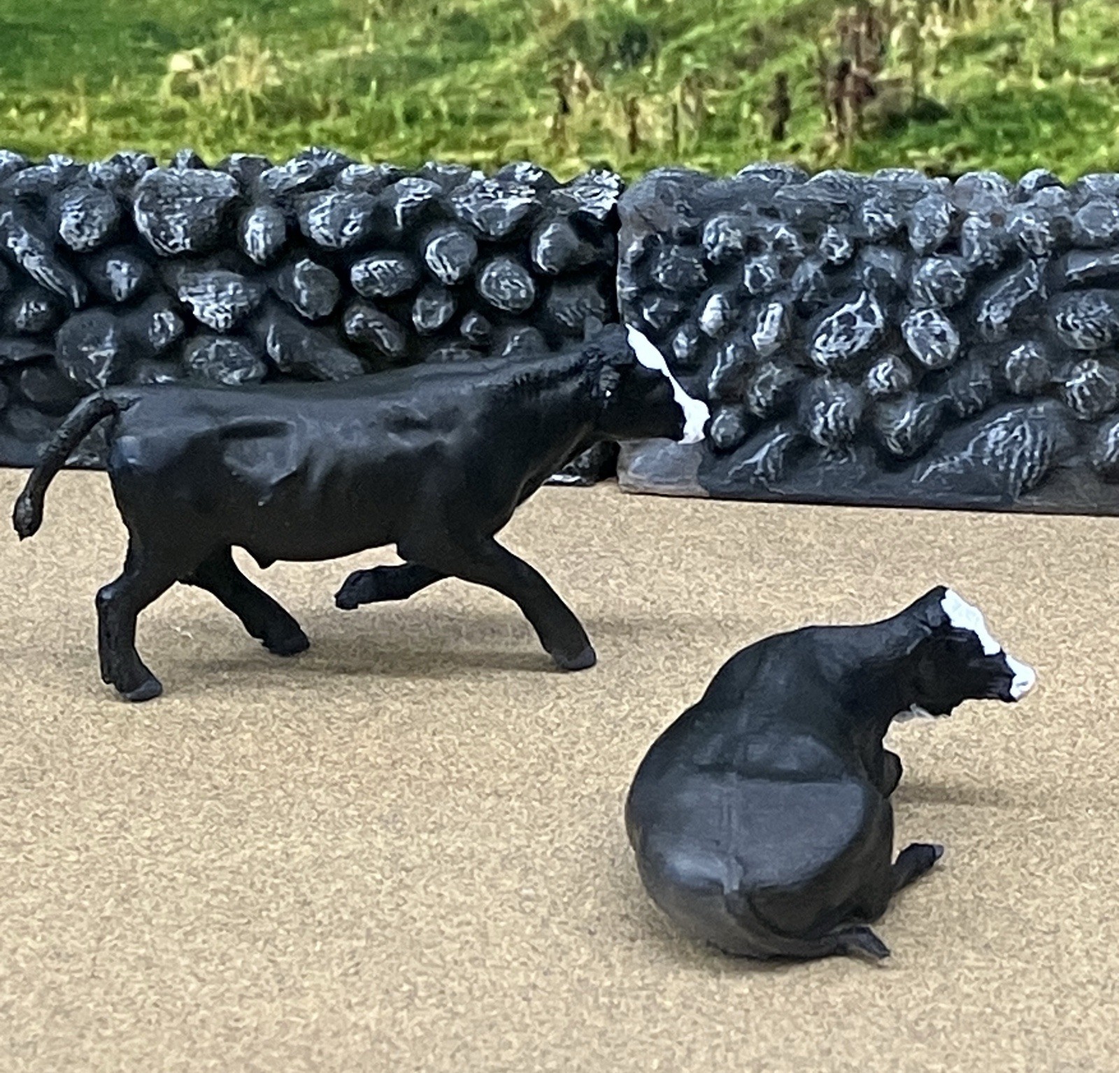 3D Print 1:64 - Laying Down Cow & Running Bull Cattle Farm Scene Like Ertl