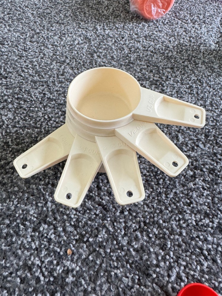 New Tupperware Measuring Cups 1970 's ~ Eggshell ~ 5 pc Set