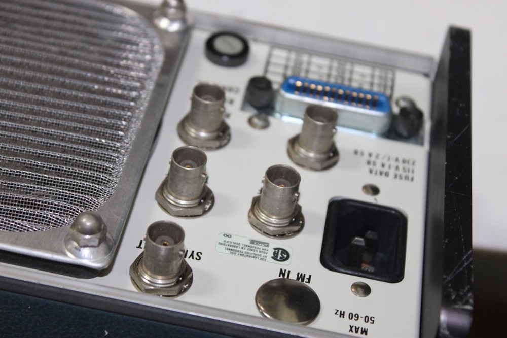 FLUKE 6011A Synthesized Signal Generator