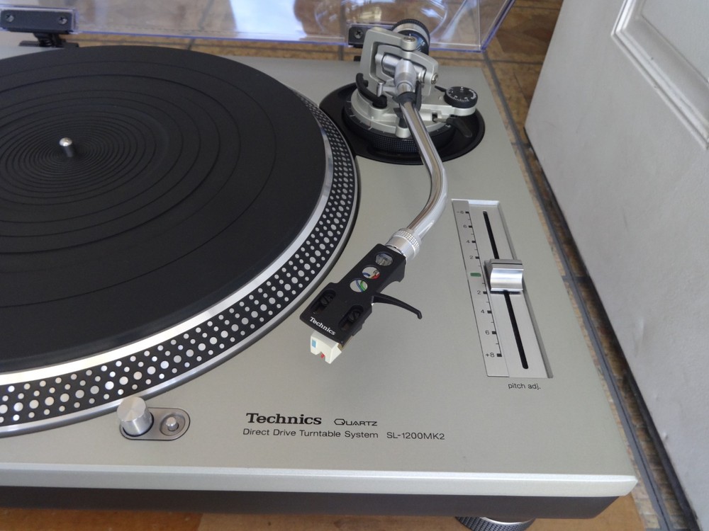 TECHNICS SL-1200MK2 PROFESSIONAL DIRECT DRIVE TURNTABLE