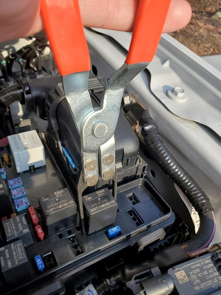 Handheld Relay Testing Tool for Automotive Electrical Systems and Diagnostics