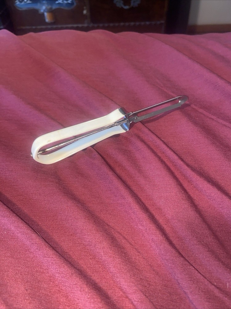 Vegetable Floating Blade Peeler Stainless White Rubber Handle 6"