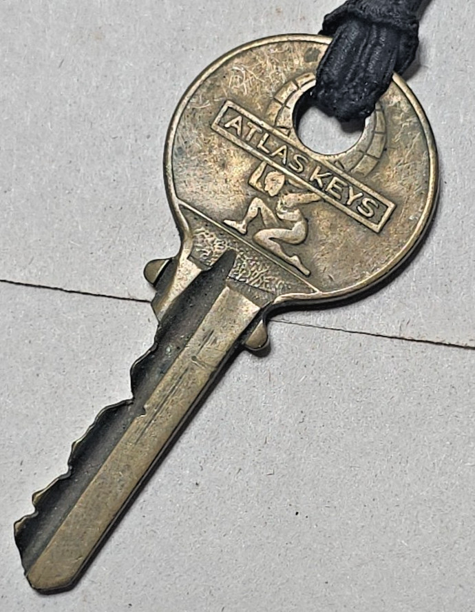 Set of 2 1942 WWII Next of Kin Notched Dog Tags T42 Los Angeles & Vintage Keys