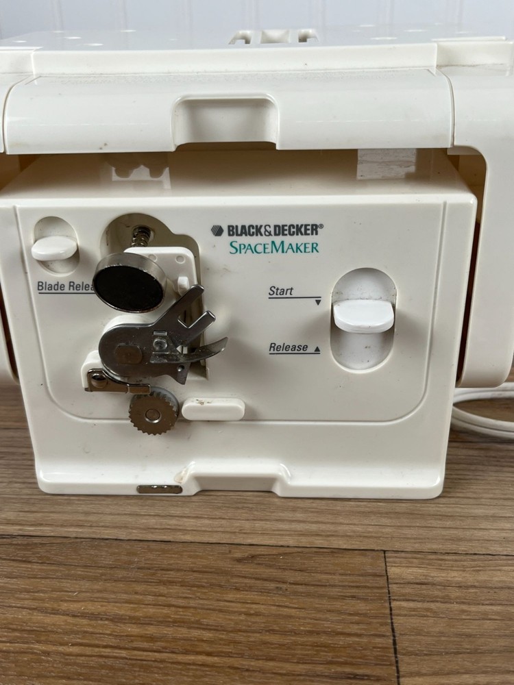 Black and Decker SpaceMaker Hideaway Can Opener EC600 W Box