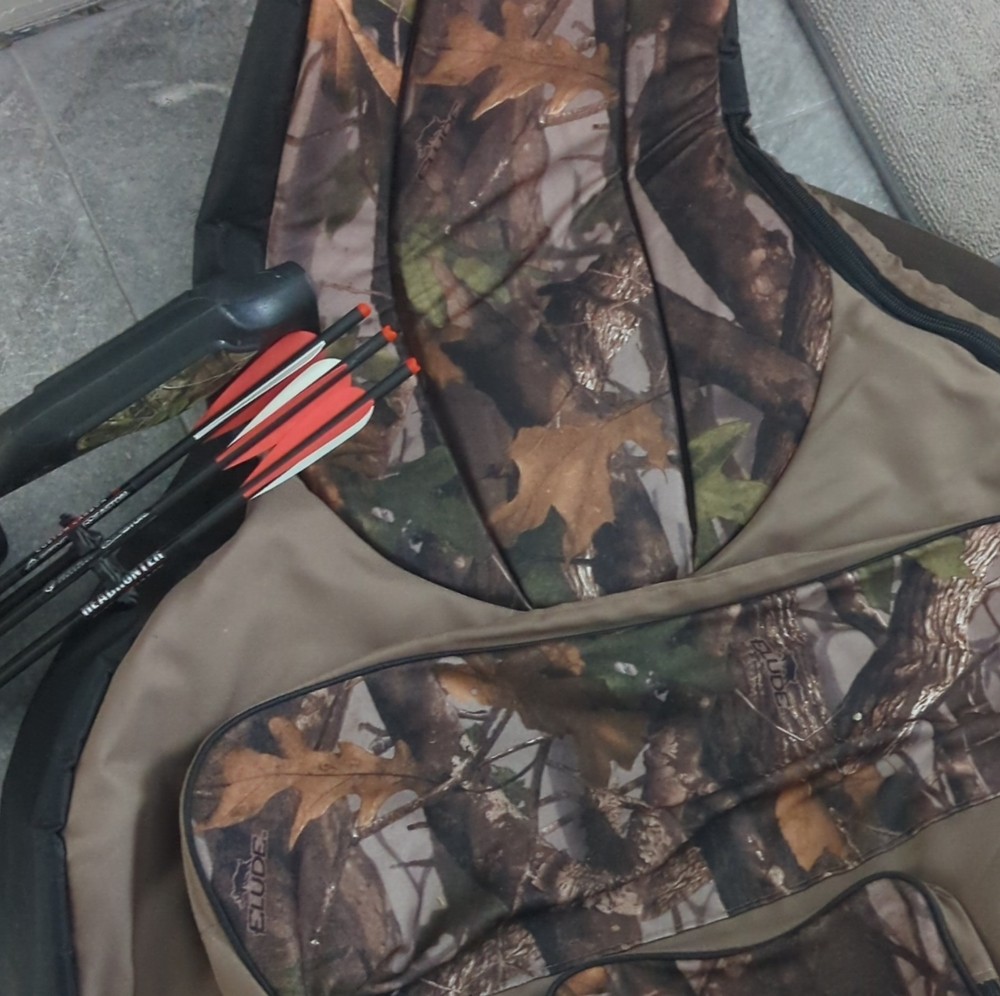 READY TO HUNT Barnett Jackal Compound Crossbow Package w/ Case