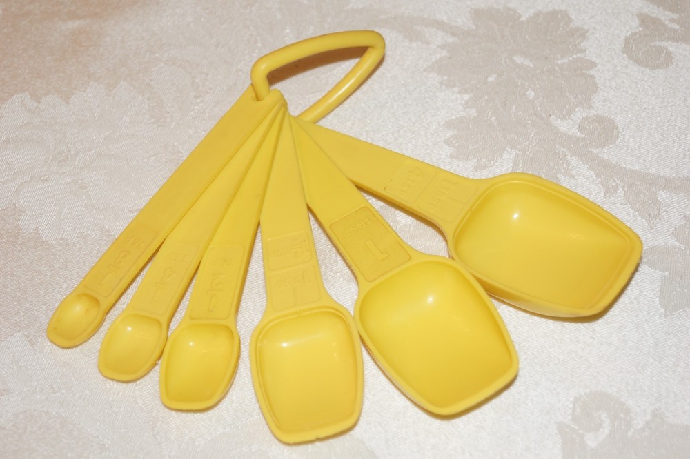 Tupperware Yellow Measure Spoon Set