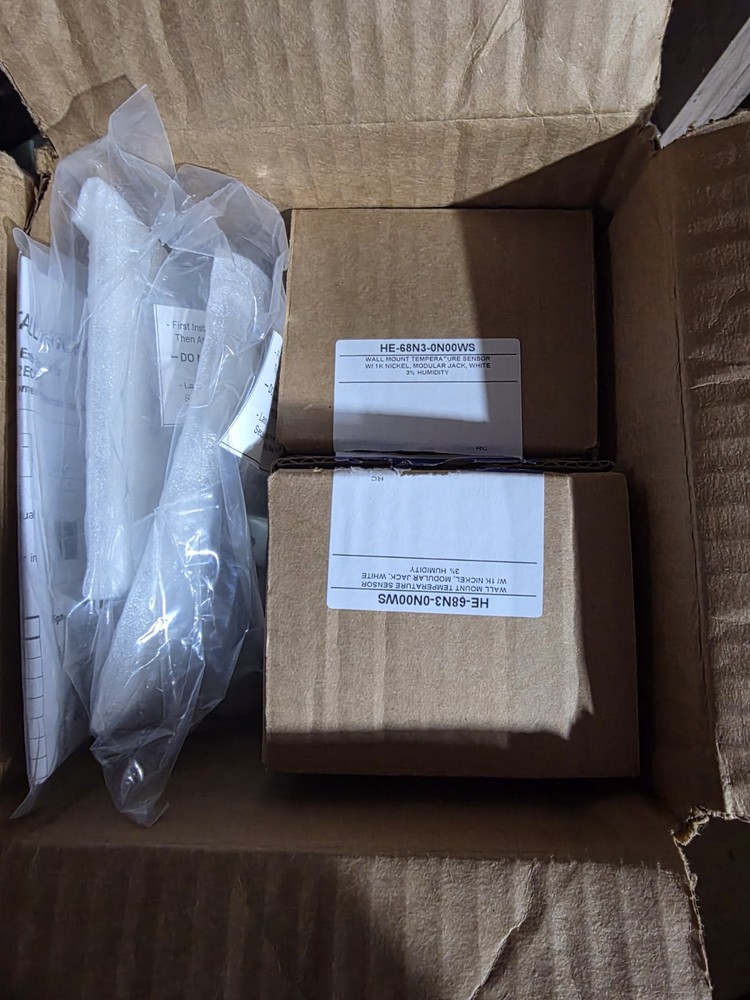 Johnson Controls HE-68N3-0N00WS Wall Mount Temp & Humidity Sensor ±3%