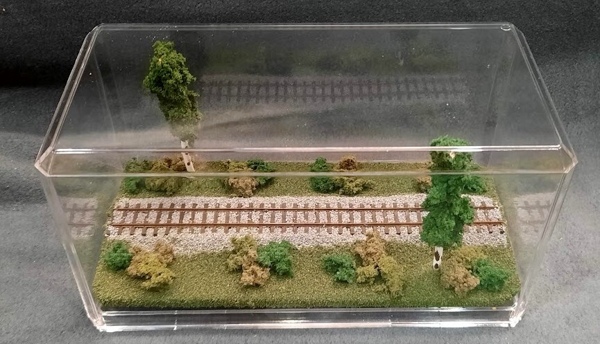 HOn3 SCALE 9" SINGLE TRACK DISPLAY CASE - SUMMER SCENE- FOR ANY HOn3 TRAINS