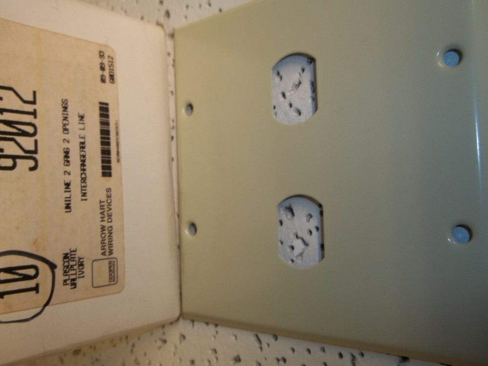 92012 Interchangeable Ivory Plascon Wallplate 2 Opening  2 Gang  Arrow Hart