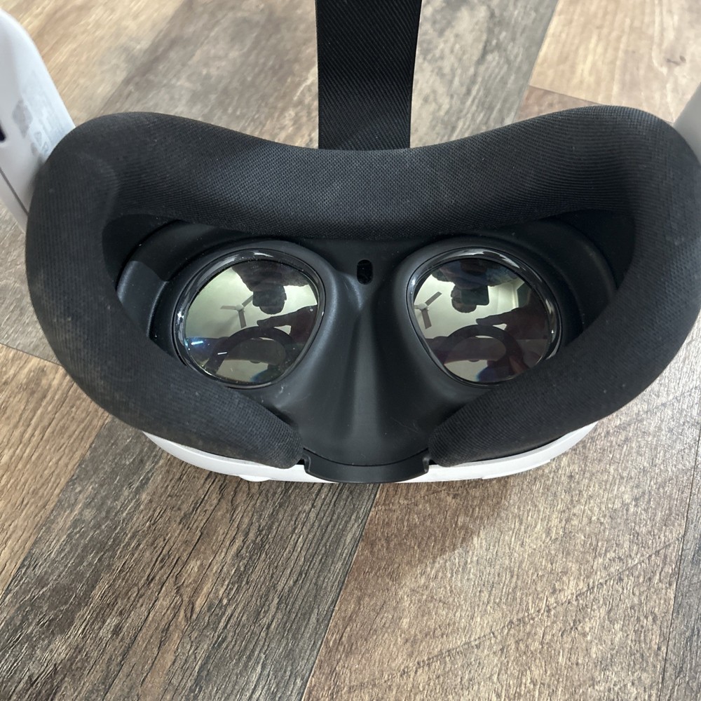 Meta Oculus Quest 3 - 128GB - Headset ONLY - Great Condition -Broken Headstrap