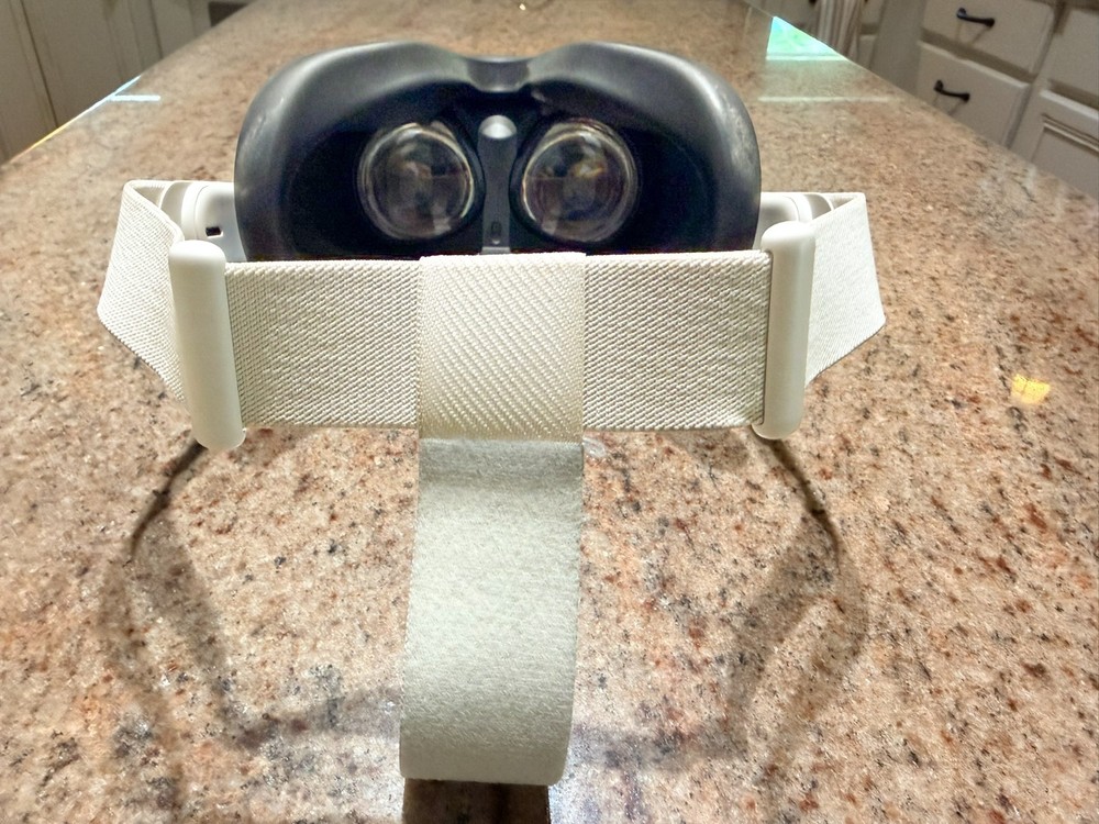 Meta Oculus Quest 2 VR Headset + Controllers – Excellent Condition – Orig Strap