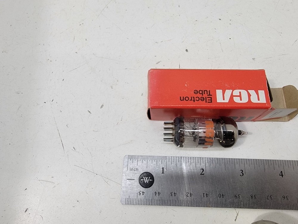 VINTAGE VACUUM ELECTRON TUBE RCA 8JU8A