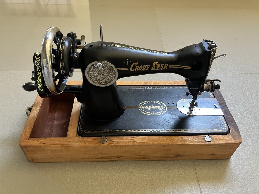 WW2 Japan Sinsei Cross Star Sewing machine (Singer 15 clone)