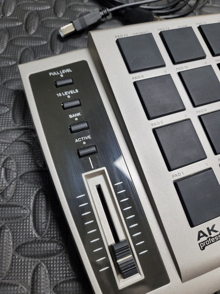 Akai Professional MPD16 USB/MIDI Pad Controller for Windows & Macintosh
