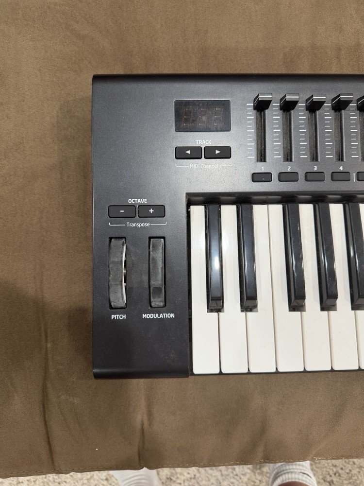 Novation Launchkey 61 MK2 MIDI Keyboard Controller USB 61-Key – Tested Working