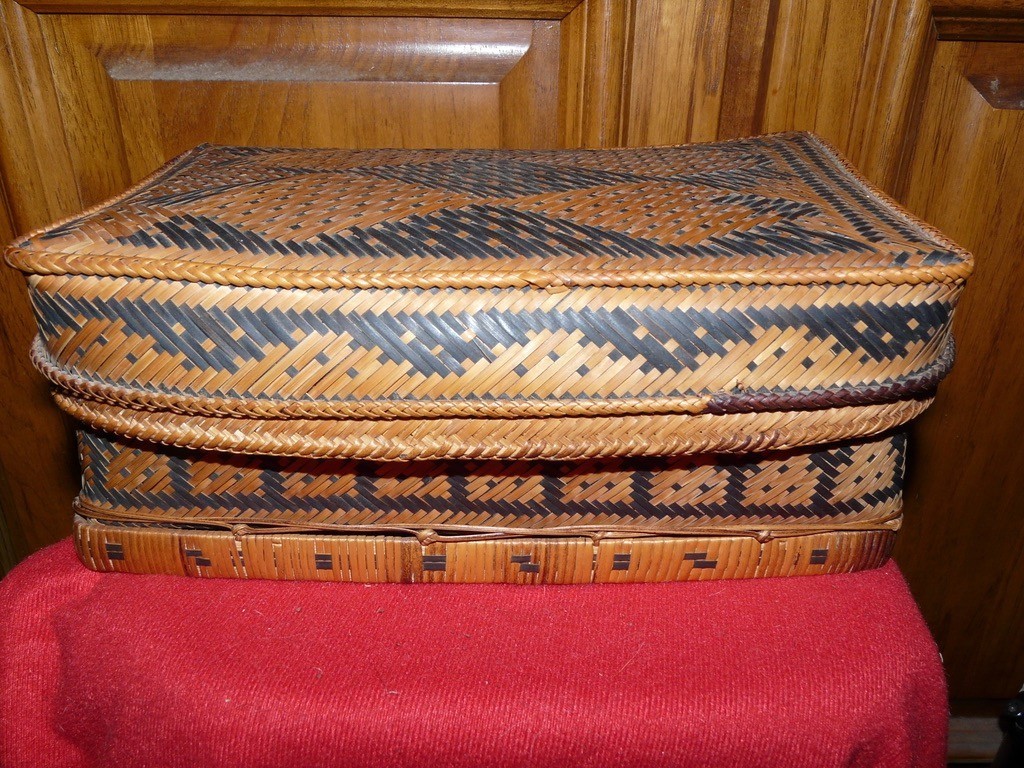 WAIWAI BRAZIL AMAZON INDIAN SHAMAN BASKET WITH HEADDRESS