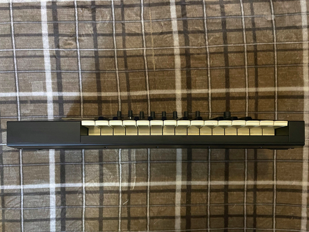 NI Komplete Kontrol S25 Midi Keyboard Controller w/ Adapter, USB and Software